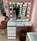 Гримерный стіл для візажиста з високим дзеркалом зі стільницею-вітриною, нога лофт, колір - білий, фото 2