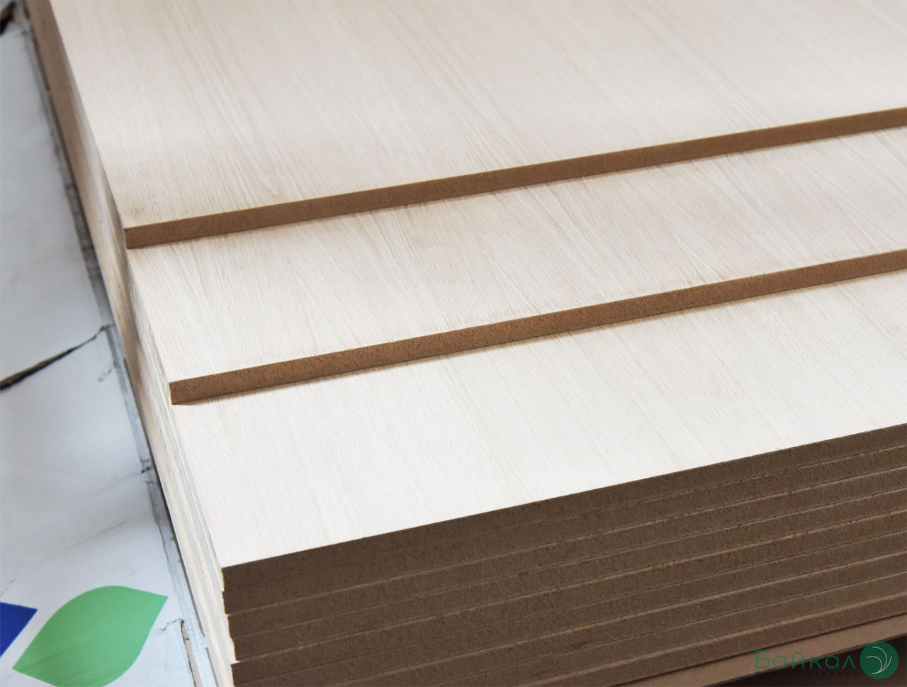 МДФ-плита, шпонована дубом, 17 мм А/B 2,80х2,07 м