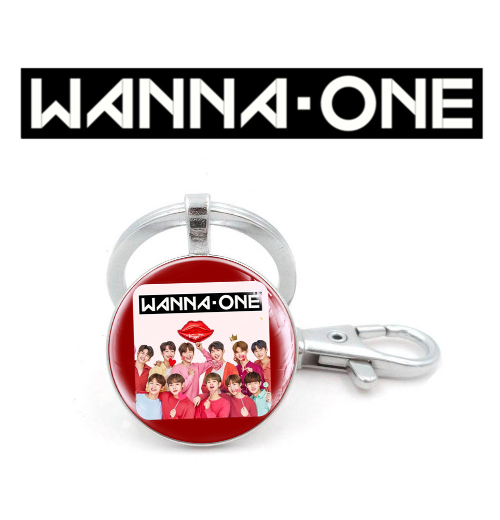 Брелок Wanna One "Учасники" на червоному фоні,