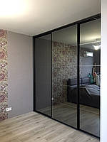 Шафа купе вбудована з графітовим дзеркалом