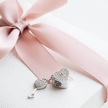 Підвіс срібний замочок з ключиком та білими фіанітами на браслет