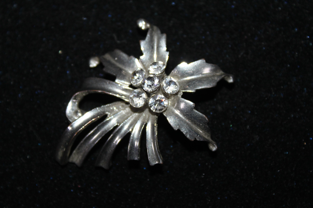 Вишукана брошка з каменями у вигляді квітки срібляста, фото 1