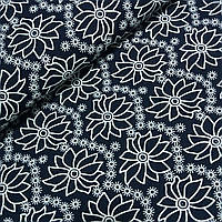 Батист з білими квітами на темно-синьому, перфорований, ширина 145 см