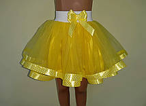 Дитяча спідничка на резинці, жовта з стрічкою в горошок, розмір 98-104