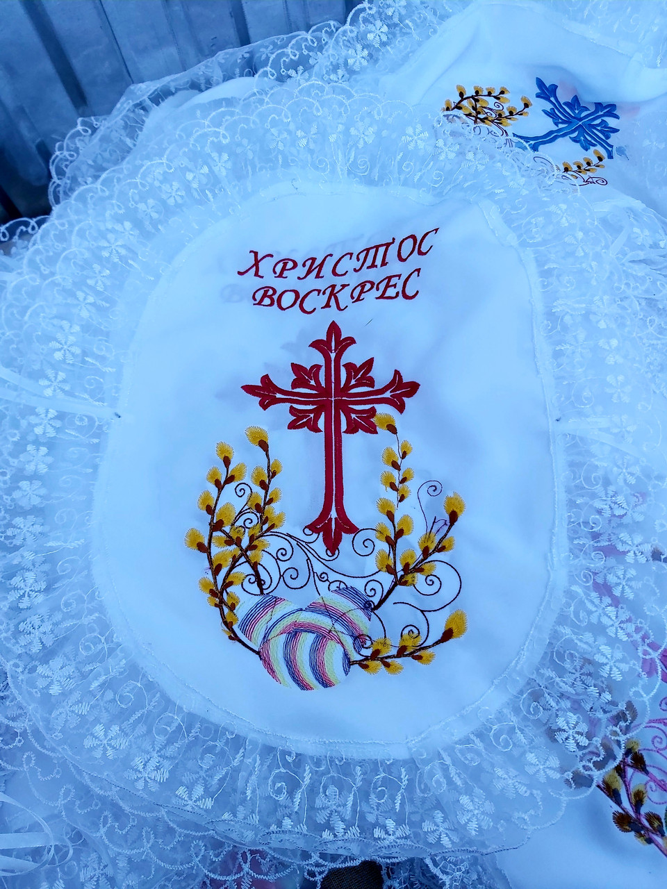 Великодні вишиті серветки на кошик в різних кольорах