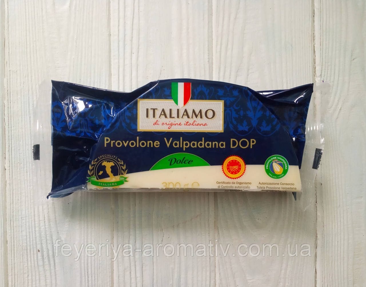 Сир проволоне Italiamo Provolone Valpadana DOP Dolce, 300гр (Італія)