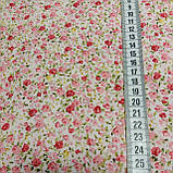 Поплін із дрібними рожевими та червоними трояндами на молочному тлі, ширина 150 см, фото 3