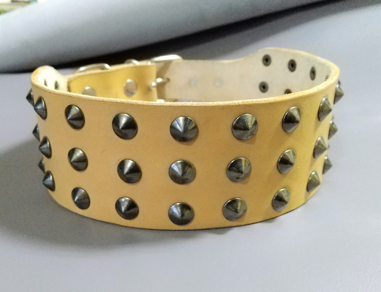 Шкіряний нашийник для собаки "Lockdog" з маленькими шипами бежевий