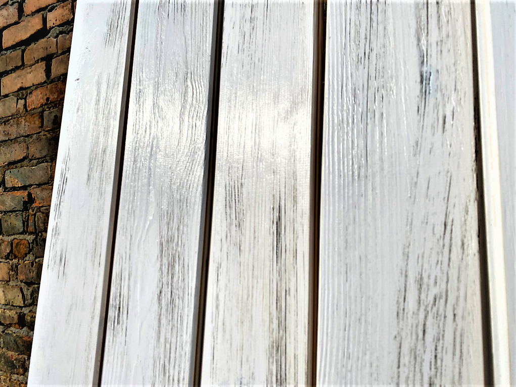 Брашірованная імітація бруса з білої выкраской і патированием для обробки стелі