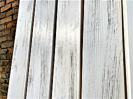 Брашірованная імітація бруса з білої выкраской і патированием для обробки стелі