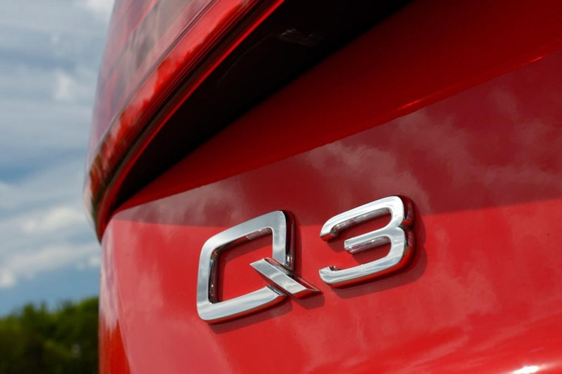 Шильдик напис Q3 на кришку багажника AUDI
