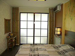 Декоративне оформлення спальні натуральним бамбуком