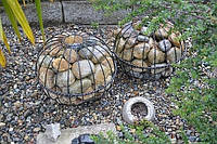 Габіонів. Садовий декор - куля для каменів