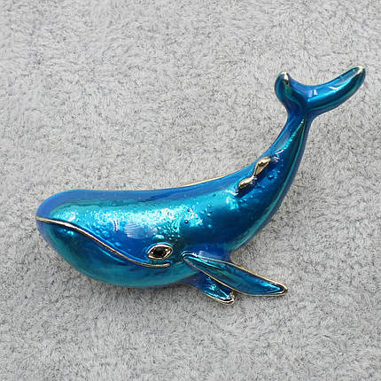 Брошка металева на сріблястій основі кит покрита бірюзовою емаллю розмір виробу 55х40 мм, фото 3