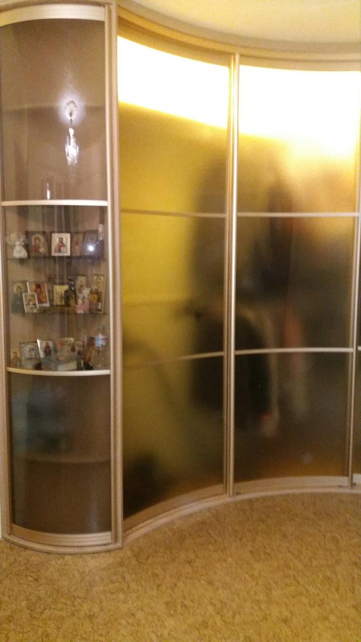 Гардеробна шафа-купе з радіусним розсувним фасадом під замовлення (інівідуальні проєкти будь-якої складності)