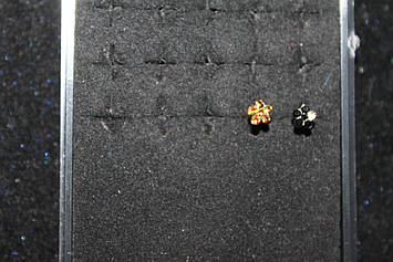 Сережка гвоздик срібляста квіточка з камінням для пірсингу носа 1 шт медична сталь