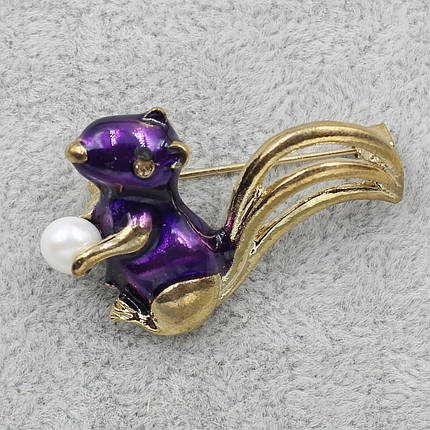 Брошка металева золотиста Білочка з перлинкою покрита кольоровою емаллю розмір виробу 30х35 мм, фото 1