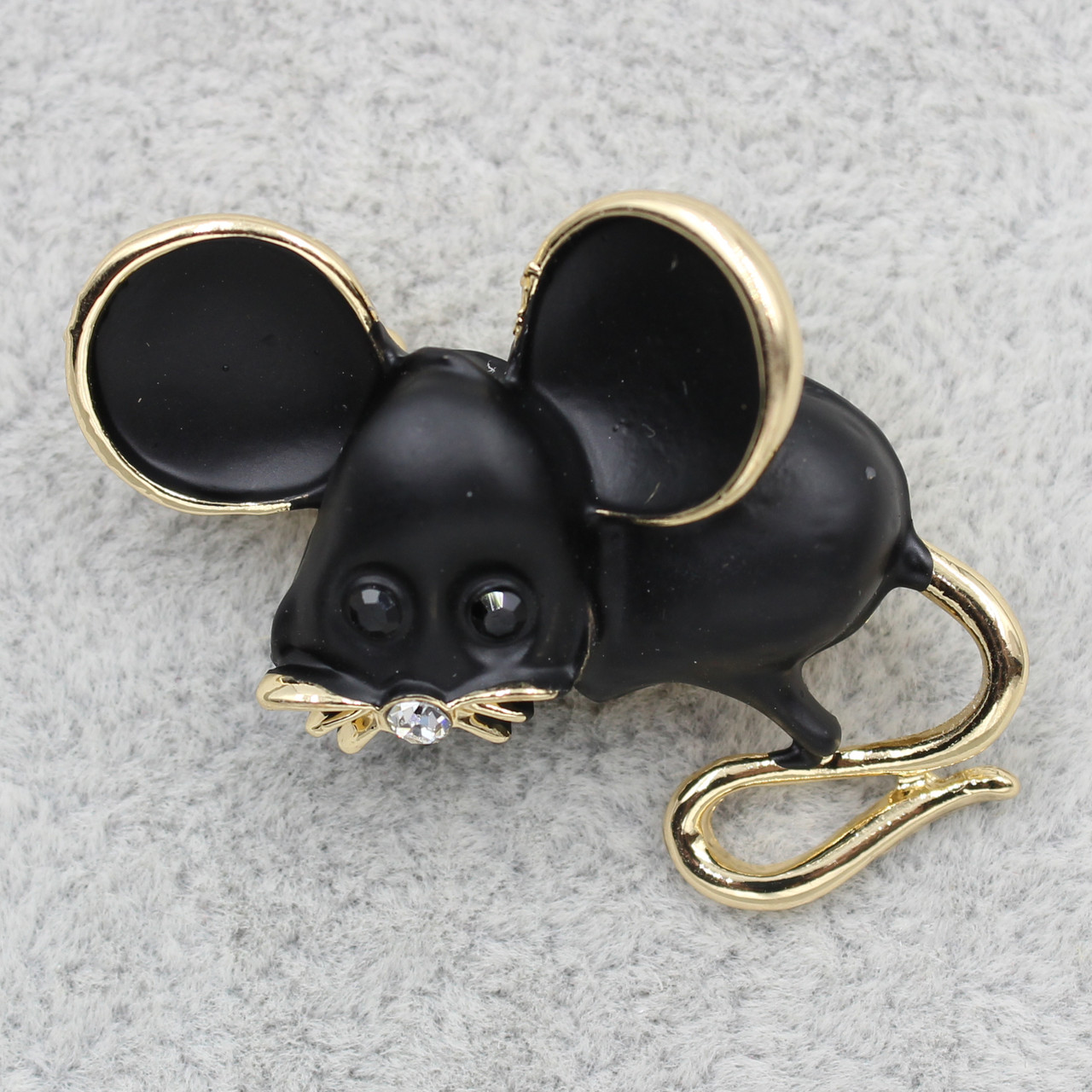 Брошка металева золотиста мишка покрита кольоровою чорною емаллю розмір виробу 45х30 мм.