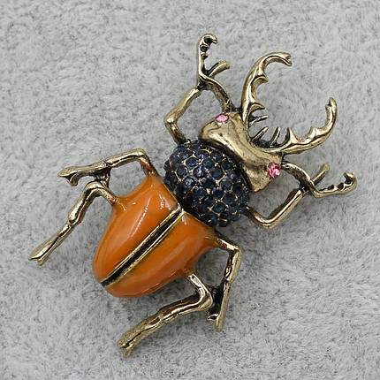 Брошка металева на золотистій основі жук носоріг із кольоровими стразами покрита кольоровою емаллю розмір 45х33м, фото 1