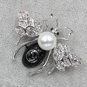 Брошка на сріблястій основі муха з білими каменями та намистиною покрита кольоровою емаллю розмір виробу 40х50 мм