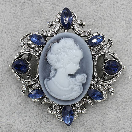 Брошка металева на сріблястій основі кам'яна в оправі декорована стразами та кристалами 50х55 мм, фото 1