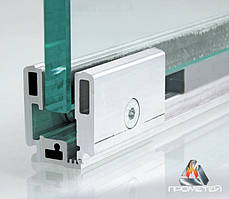 Огорожу в затискному алюмінієвому профілі зі склом