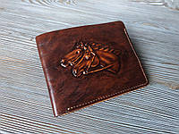 Кошелек мужской кожаный компактный на внутренней кнопке "Лошади". Цвет коричневый