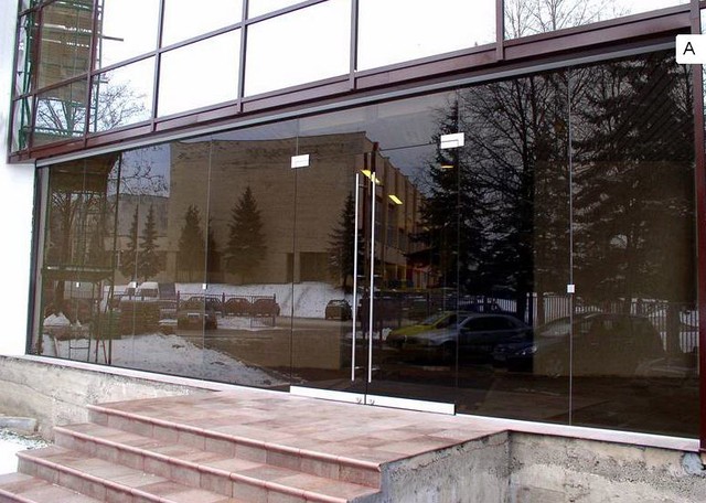 Скляний фасад із бронзового скла