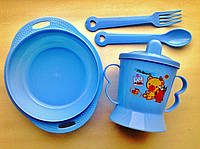 Набор детской посуды 4 предмета: поилочка, мисочка, ложечка и вилочка.