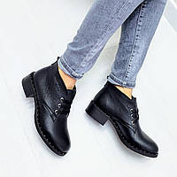 Стильные женские демисезонные туфли на низком каблуке кожаные на шнуровке черные