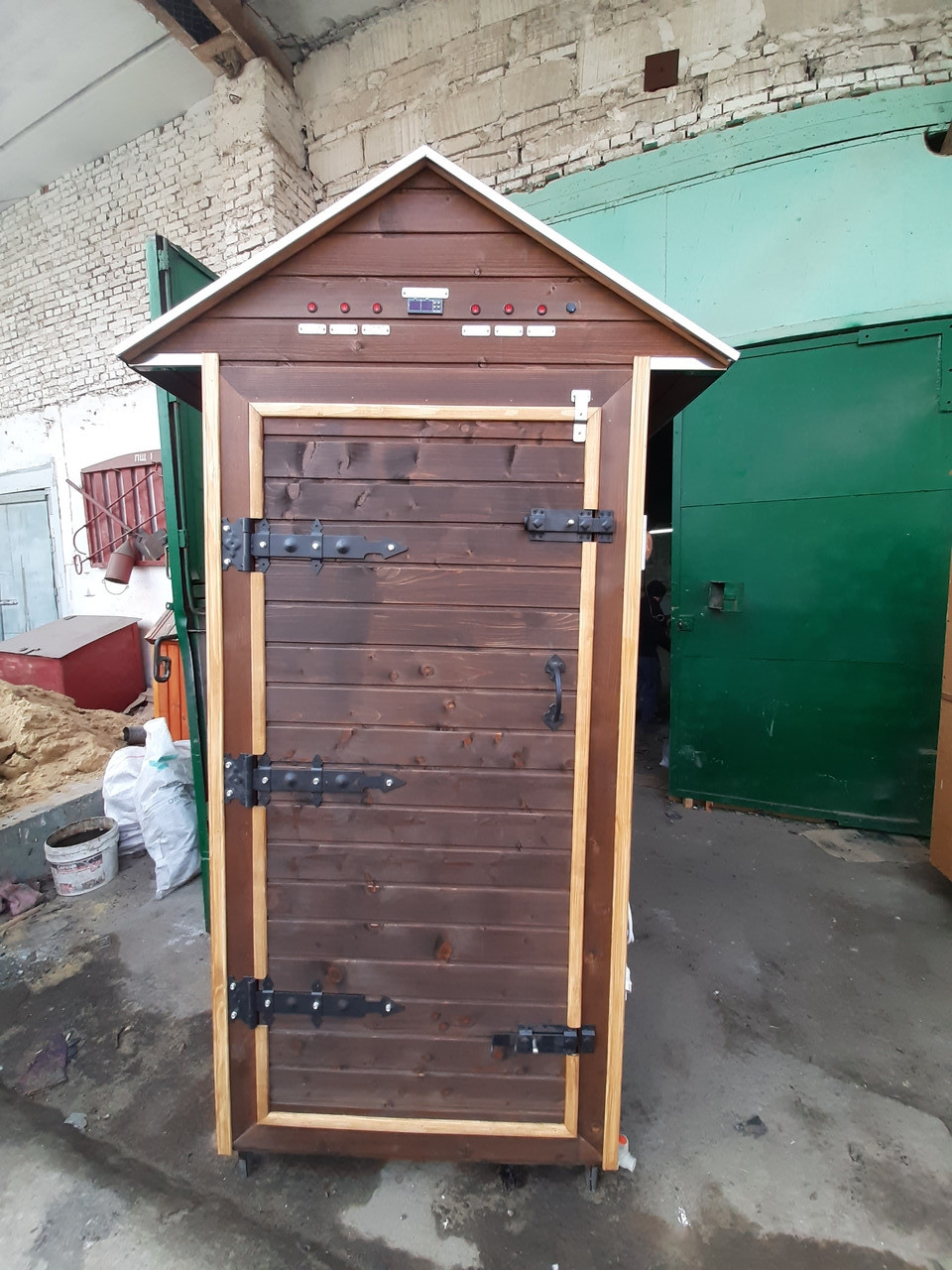 Коптильня 1300 л -холодного та гарячого копчення, +просушування. Вільха всередині, дах будиночком