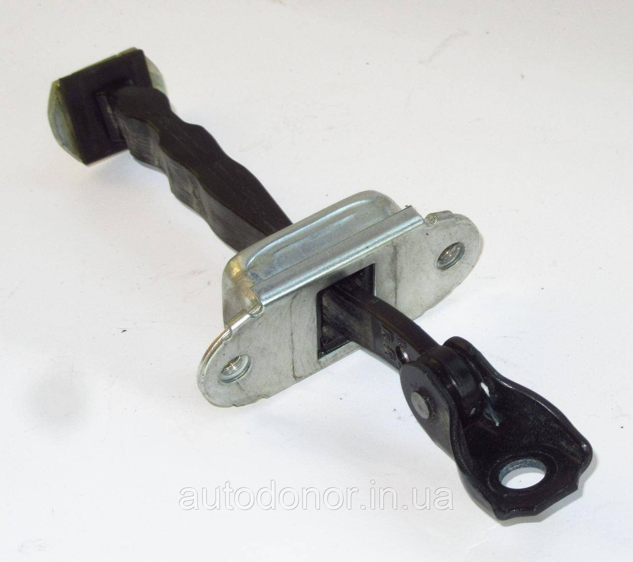 Обмежувач дверей задньої лівий / правий Nissan Leaf AZE0 / ZE1 (13-) 82430-3NF0A