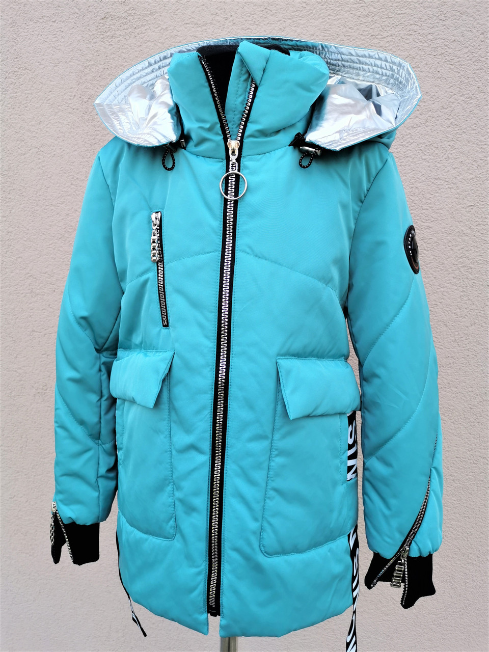 Стильна весняна куртка для дівчаток.