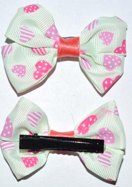 Шпилька качечка 7х4,5 см 2 шт. тканина бантик світло-зелена в рожеві серця, фото 1