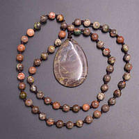 Кулон на бусах, океанічна яшма, довжина бус 65 см