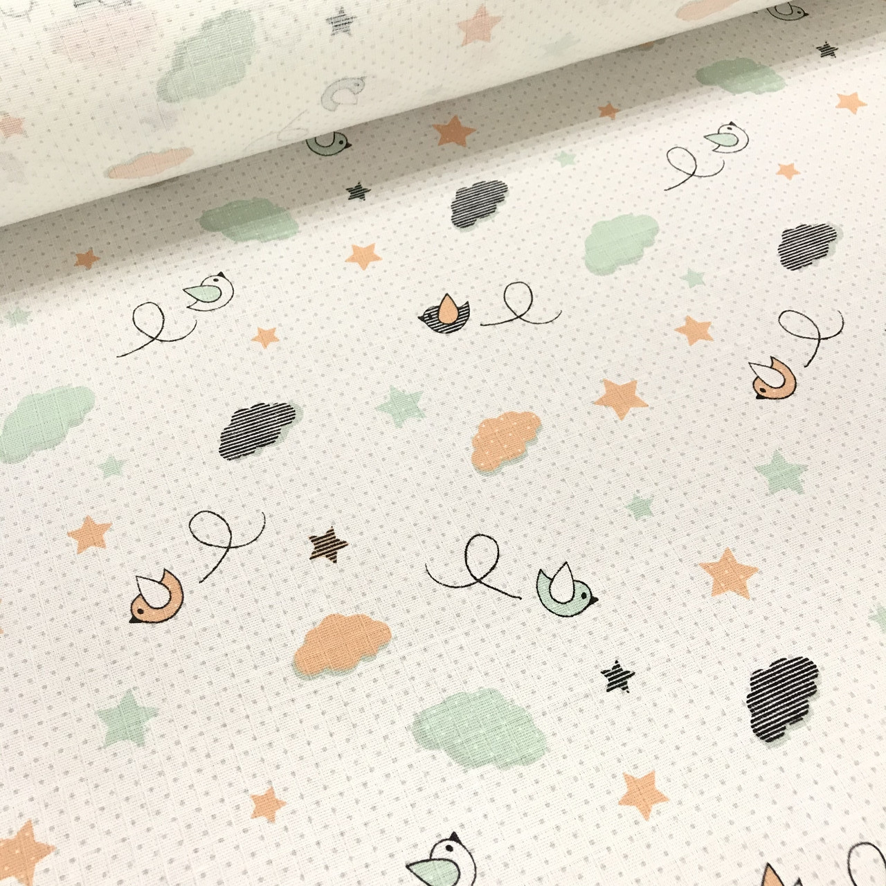 Тканина муслін Двошарова пташка м'ятно-жовтогарячі з хмарами та зірками на білому (шир. 1,6 м), фото 1