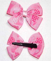 Шпилька качечка 7х4,5 см 2 шт. тканина бантик рожевий у сердечках