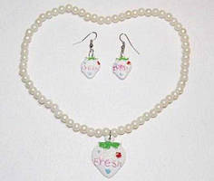 Набір дитячого полуниця намистини з кулоном і сережки колір білий