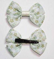 Шпилька качечка 7х4,5 см 2 шт. тканина бантик світло-зелена бежеві та білі квіточки