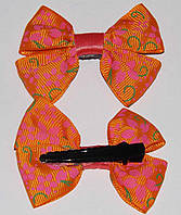 Шпилька качечка 7х4,5 см 2 шт. тканина бантик жовтогарячий із рожевими квіточками