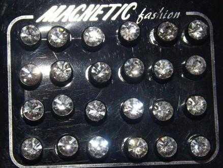 Сережки магнітні 12 пар чорний метал із білими стразами 7 мм
