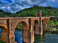 Фотообои виниловые панорамные Старый кирпичный мост