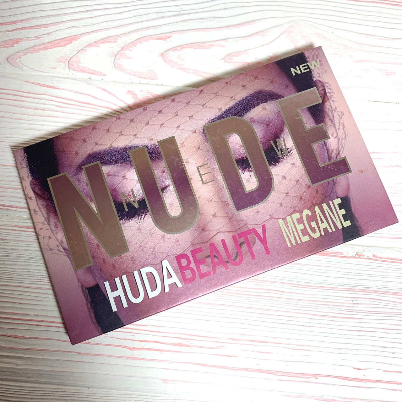 Палетка теней HUDA BEAUTY The New Nude Eye Shadow Palette "18 оттенков" - фото 2 - id-p1146431284