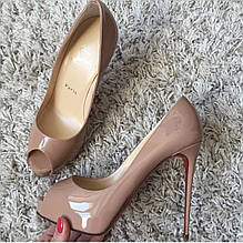 Жіночі бежеві лакові туфлі на танкетці Louboutin New Very Prive 12 см лабутини лабутен із відкритим пальцем