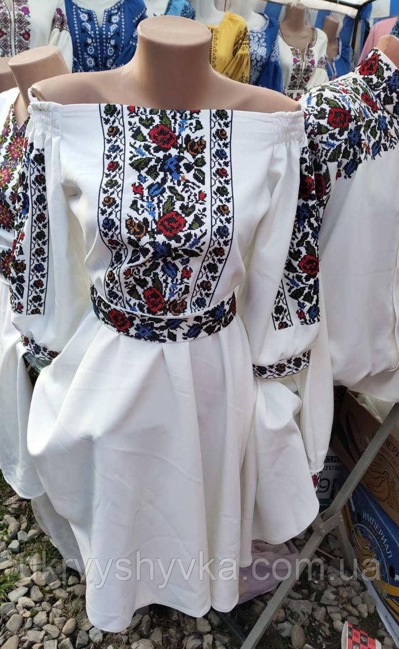 Молодіжне плаття з вишивкою "Комплімент"