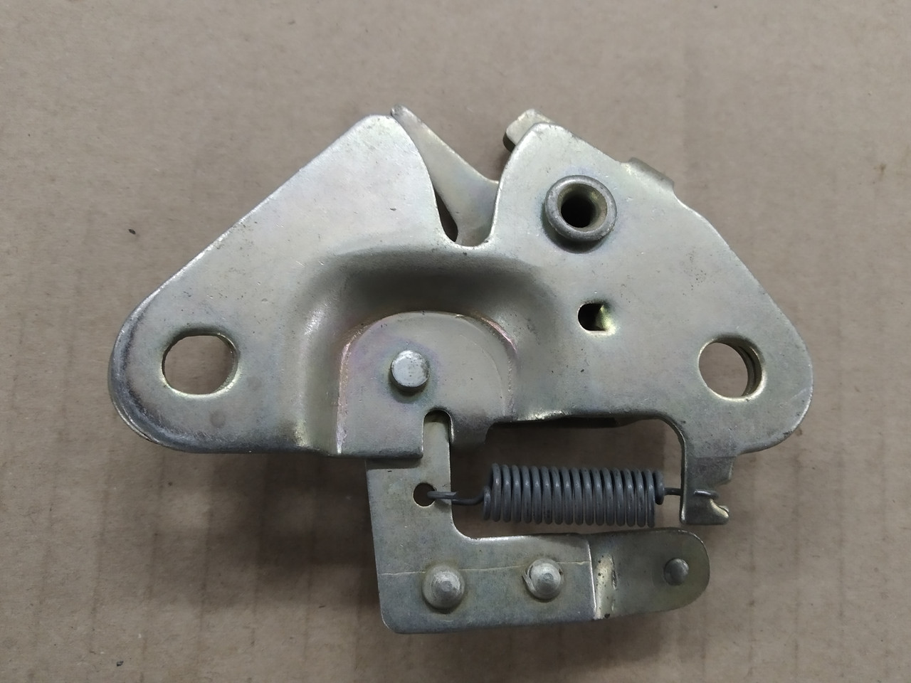 замок багажника газ. пружина замка багажника газ 2410. замок багажника волга газ 24. замок крышки багажника газ 2410. личинка замка двери замка багажника газ 31 105.