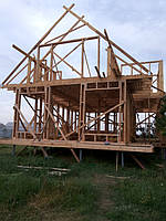 После обвязки брусом собираем каркасные конструкции