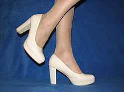 Ошатні жіночі туфлі кольору беж на середньому стійкому каблуці розмір 36