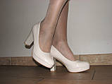 Нарядні туфлі на середньому стійкому каблуці кольору беж розмір 38, фото 2