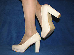 Туфлі жіночі бежеві ошатні на середньому стійкому каблуці розмір 40